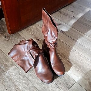 Size 6 m brown boots, unknown brand got at JCP